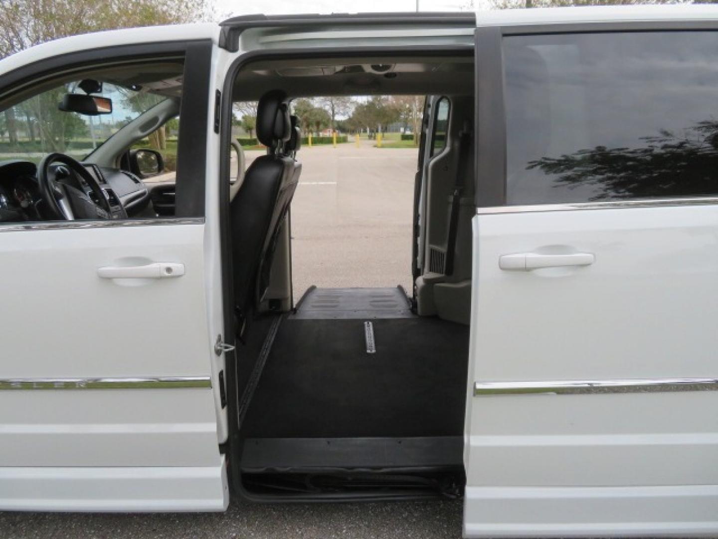 2014 White /Black Chrysler Town & Country (2C4RC1BG4ER) , located at 4301 Oak Circle #19, Boca Raton, FL, 33431, (954) 561-2499, 26.388861, -80.084038 - Photo#63